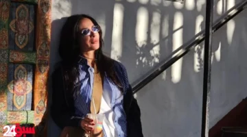 منى زكي تشعل مواقع التواصل بإطلالة جريئة باللون الأحمر في أحدث ظهور